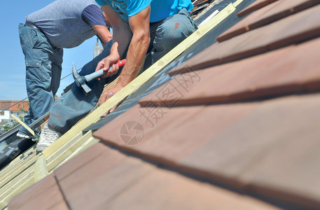 铺设最佳装修房顶上工作翻新的屋顶工人图片