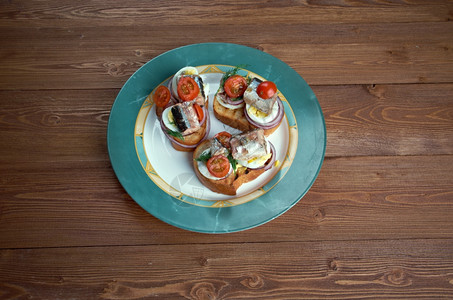 煮沸面包尼思吐司配鸡蛋鱼和樱桃番茄的三明治照片图片