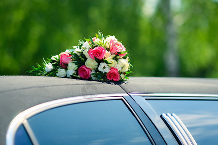 婚礼车顶上的一束玫瑰花图片