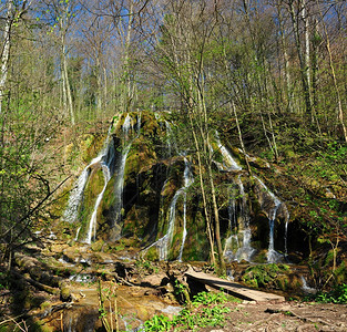 罗马尼亚公园诺拉河ochiulbei蓝湖全景地标水瀑布图片