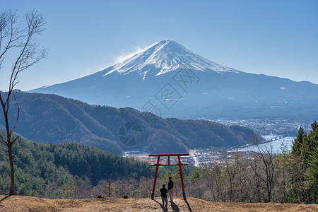 鸟居和远处的富士山图片