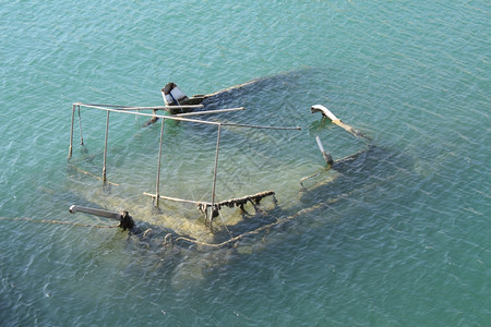 生锈的希腊雅典附近Pireas地中海水域沉没于地中海水域的船难洋破坏图片