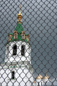 冲天炉东正教大堂的上部通过金属网格拍摄到照片其中宗教天空图片