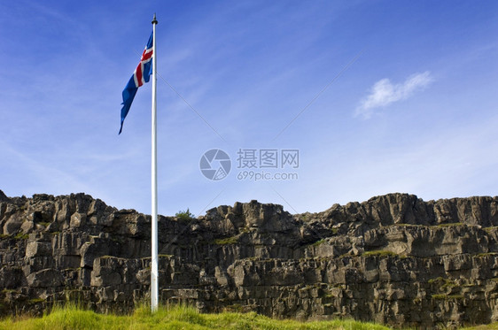 传奇火山的著名冰岛从廷韦利尔的旗杆上飞来图片