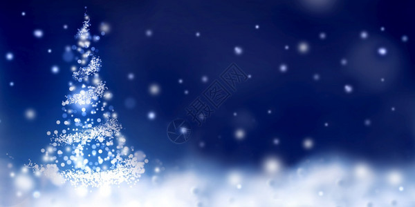 尺寸雪白色的以全景大小为蓝背的抽象圣诞树图片