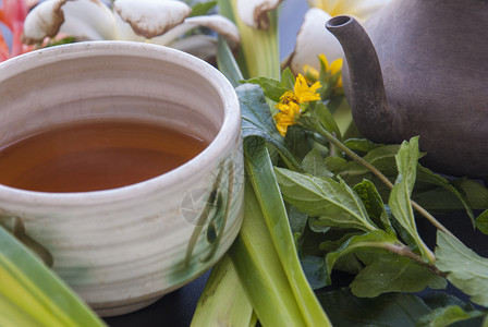 放在花束中的茶水杯图片