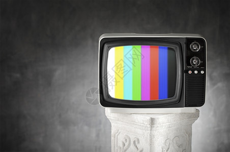 旧电视石膏柱上贴彩条的旧电视概念一种目图片