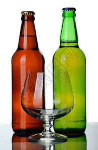 液体瓶子绿色两啤酒和玻璃白底隔离在色背景上图片