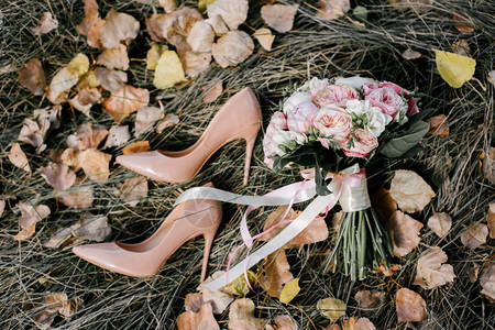 婚礼新娘婚鞋和花束图片