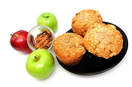 水果一种香料白色背景的苹果松饼有2个绿色老奶铁匠一个红苹果和肉桂棒松饼图片