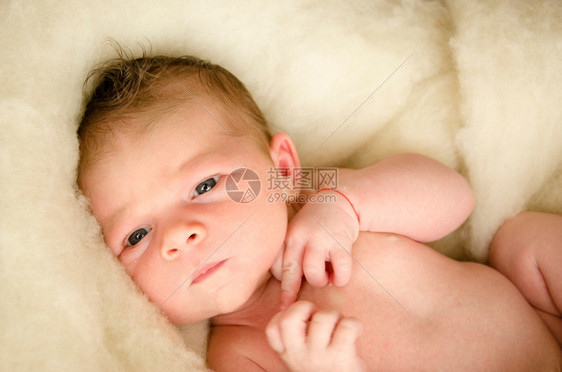 裸睡的美丽新生的女婴儿和平地蓬松的图片