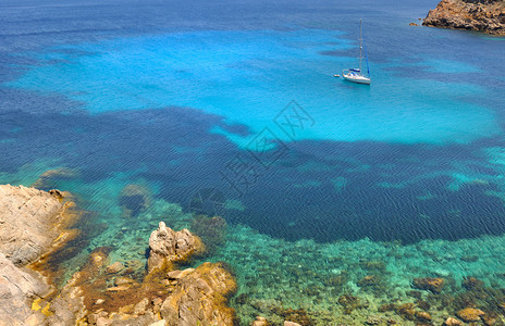 天堂般的海景拥有船只美丽蓝海科西嘉绿松石图片