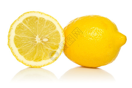 健康白色背景上有倒影的两个柠檬颜色黄的图片