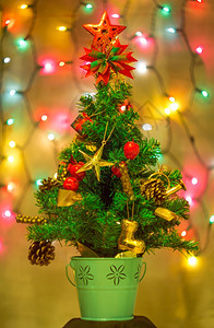 彩色装饰圣诞树图片