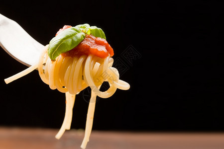 美食物以番茄酱和烤肉包成意大利面的叉子照片好图片