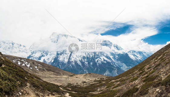 不同时节的山间风景图片