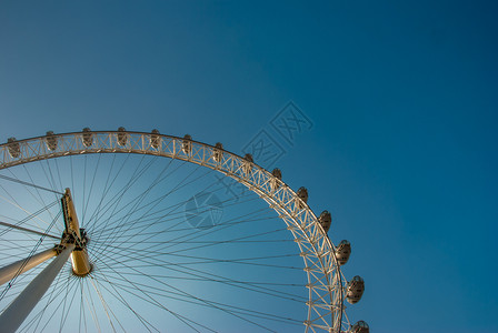 地标伦敦眼观千年之轮是伦敦的象征和著名泰晤士河旅游景点的著名标志之一超过蓝色的图片