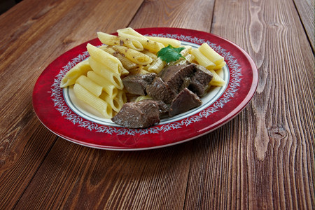 美食餐巾盘子味的意大利面条和猪肉肝意大利菜图片
