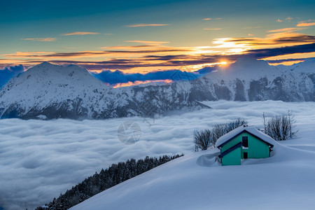 日落时雪下高山小屋假期和平阿尔图片
