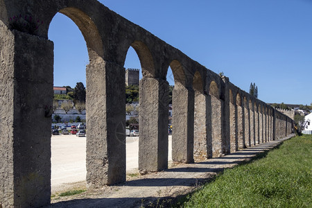 渡槽建筑学葡萄牙欧斯泰地区中世纪城墙状镇Obidos的古老水渠图片