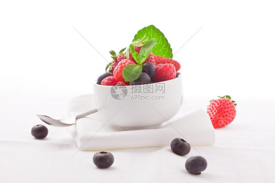 照片美味果莓白孤立背景薄荷餐巾可口甜点图片