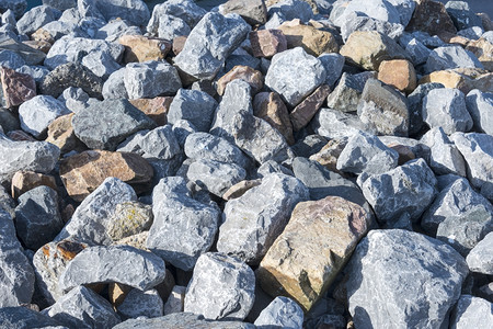 质地工业的灰色和棕大块岩石如实底材料图片