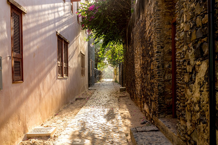 非洲戈雷古老的在里岛狭小巷子上阳光照耀着太的芒图片