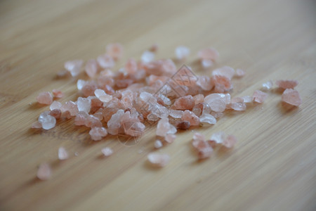 食物用粉红色喜马拉雅盐的特近图像木头图片