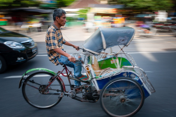 主要的Rikshaw驾驶员印度尼西亚爪哇日惹主街笃一种图片