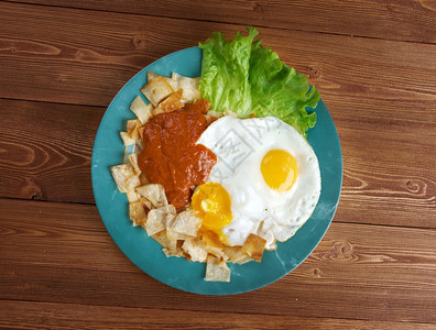 奇拉奎莱斯骗局Huevosconchilaquiles墨西哥传统早餐鸡蛋和玉米饼薯片的鸡蛋加红酱一顿饭图片