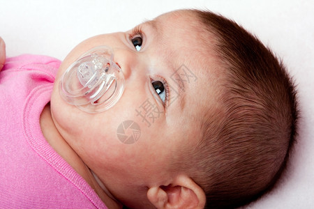 摄影白种人拉丁裔美丽的高加索女有塑料奶油板的婴儿女新生小可爱脸孔图片