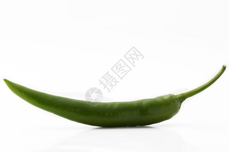 锋利的一片绿色辣椒白背景隔离的绿辣椒意大利香肠厨师图片