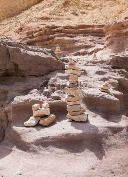 国民埃拉特以色列红峡谷中的一堆石头红色峡谷中的一堆石头热图片