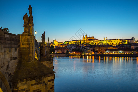 布拉格市天际捷克布拉格Vltava河对岸日夜不停伏尔塔瓦河城市天际线图片