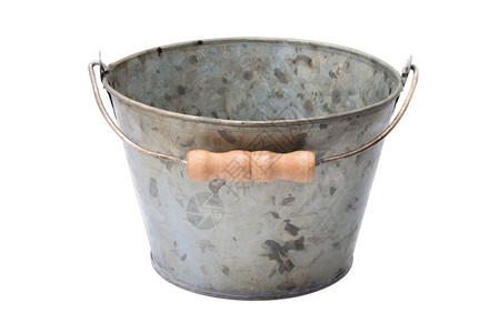 古旧陈老生锈的锌包裹桶在白色背景上隔绝的锌包裹桶斯克莱兹涅夫白色的上链图片