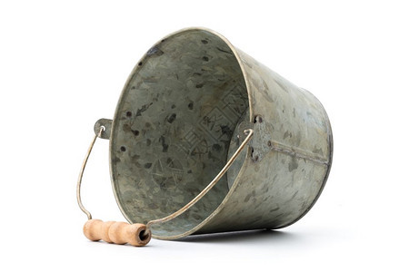 斯克莱兹涅夫空的陈旧古老生锈的锌包裹桶在白色背景上隔绝的锌包裹桶图片