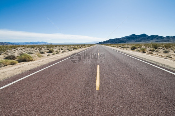 穿越南加州沙漠的高速公路经南加利福尼亚州沙漠刷子南方丘陵图片
