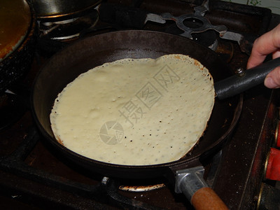 油炸火炉忏悔节薄煎饼加在什罗维特德的新铸铁板上图片