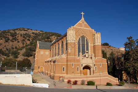 山下的教堂图片