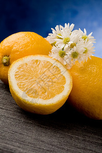 美味的素食主义者蓝色的底黄柠檬水果和玛格丽特红酒图片