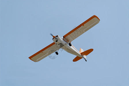 在加利福尼亚帕洛阿尔托机场乘坐轻型飞越上空翅膀飞机场图片