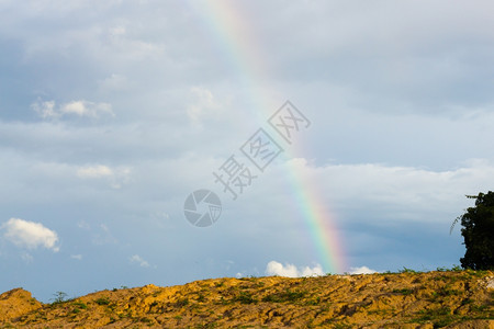 山上看到的彩虹图片