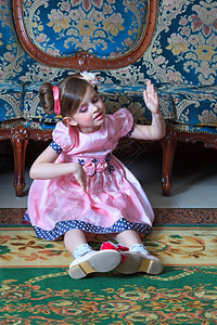 女孩们澳大利亚德鲁克穿粉红色坐在地板上的女孩画了一个洋娃种图片