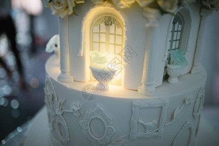 白色城堡婚礼蛋糕图片