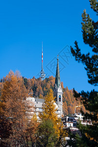 山下的教堂和树林图片