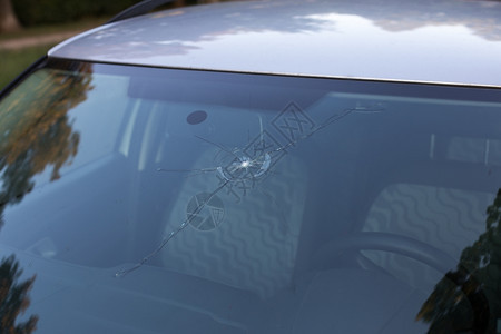 汽车挡风玻璃破碎保险的裂缝图片