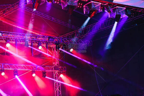 居住多于在音乐会活动节期间在舞台上方的聚光灯红色和蓝亮光束梁图片