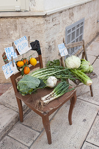 新鲜的卖蔬菜在意大利南部的椅子上出售价格老的图片