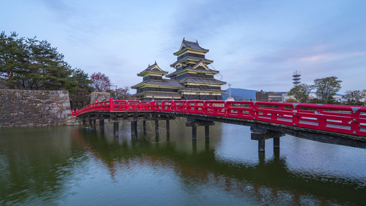 松本城与红桥图片