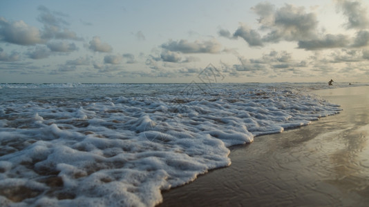 旅行海洋大西的波浪登陆贝宁科托努奥巴马海滩岸边的贝宁科托努岛海岸背景图片